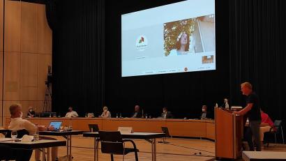 Bild: rg
Zugeschaltet von zu Hause: An sechs Stadtratssitzungen seit Juni nahm Sonja Schuhmacher auf digitalem Weg teil. Ihr Konterfei war auf dem Großbildschirm in der Max-Reger-Halle zu sehen.