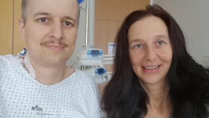 Bild: Manuela B./exb
Thomas und Manuela nach der OP in der Universitätsklinik Regensburg: Die Geschwister sind zu diesem Zeitpunkt noch erschöpft, aber froh, dass die komplizierte Organspende gut über die Bühne gegangen ist.