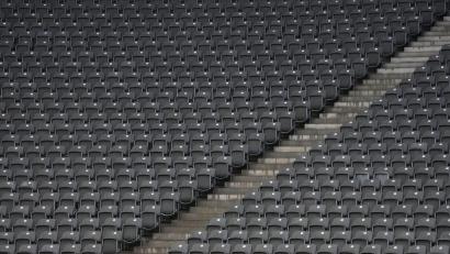 Bild: Soeren Stache/dpa
Die leeren Sitzreihen in der Ostkurve des Berliner Olympiastadions.