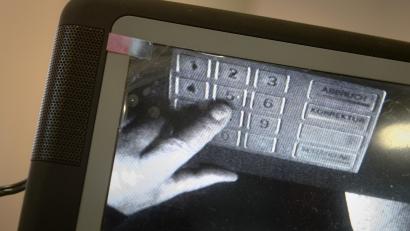 Bild: Fredrik Von Erichsen
Mit einer kleinen Kamera können die Betrüger das Tastenfeld beobachten und so die PIN ablesen. Zum Schutz davor kann man die Eingabe mit der Hand abschirmen.