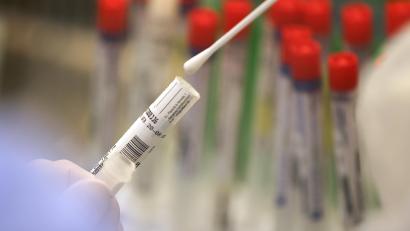 Symbolbild: Oliver Berg/dpa
Immer mehr Coronatests im Landkreis fallen positiv aus.