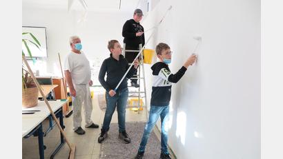 Bild: jzk
Recht zufrieden war Malermeister Herbert Huber mit seinen „Azubis“ in der Mittelschule Kemnath.