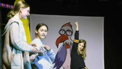 Bild: Gabi Schönberger
Auch Nea (rechts) und Emilia (Mitte) der Klasse 6a von der Sophie-Scholl-Realschule in Weiden beteiligten sich am Präventionstheater "Pleitegeier" im Juz, das sich mit dem Thema Armut auseinandersetzte.