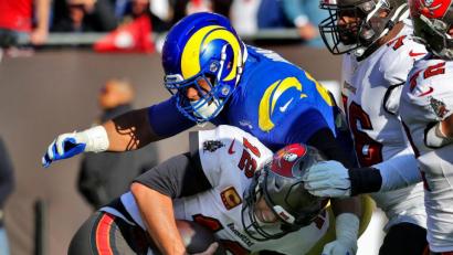 Bild: Mark Lomoglio
Tom Brady, Quarterback der Tampa Bay Buccaneers, wird von End Aaron Donald von den Los Angeles Rams zu Fall gebracht. Foto: Mark Lomoglio/AP/dpa