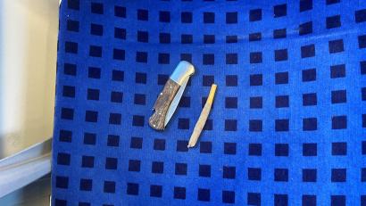 Bild: Bundespolizei
Ein Polizist hat einen Joint und ein verbotenes Einhandmesser auf dem Sitz eines Zuges sichergestellt.