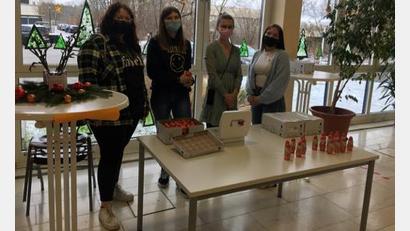 Bild: Staatliches Berufliches Schulzentrum Sulzbach-Rosenberg/exb
Bei einer Aktion in der Vorweihnachtszeit verkauften Schülerinnen der Klasse EV 12 der Berufsfachschule für Ernährung und Versorgung Nikoläuse aus fairem Handel.