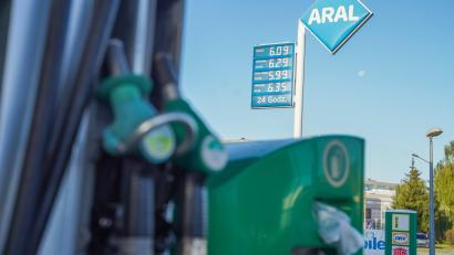 Symbolbild: Jörg Carstensen
Bei den derzeitigen Benzinpreisen fast nachvollziehbar: Ein Dresdener nahm Benzin im Wert von 80 Euro und die Zapfpistole von der Tankstelle auf dem Autohof Münchberg mit.