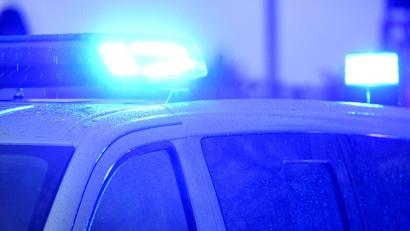 Bild: Carsten Rehder
Blaulichter leuchten auf dem Dach eines Polizeifahrzeugs. Foto: Carsten Rehder/dpa/Symbolbild
