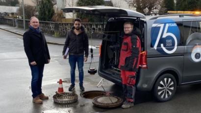 Bild: sei
Bürgermeister Richard Kammerer (links) bittet die Bevölkerung um Verständnis für etwaige Behinderungen durch die Kanalbefahrung im Ortsgebiet Nord-West. Stefan Forster vom Büro Zwick Ingenieure (mitte) überzeugte sich von den Arbeiten durch einen Mitarbeiter der Firma Hammerer.