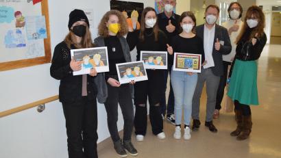 Bild: Marion Hausmann/exb 
Lea Schwendner, Carina Müller, Cora Aumer (von links) und Tamara Zeins (Vierte von rechts) wurden im Beisein von Schulleiter Jürgen Moritz (Mitte) und ihren Kunsterziehern Daniela Zirngibl sowie Thomas Tezzele (Zweiter von rechts) für ihre Siegerbilder von Martin Baumann ausgezeichnet.