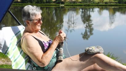 Bild: Gabi Schönberger
Kurze Wärmeperioden wechselten sich im vergangenen Sommer mit kühlen und ungewöhnlich nassen Tagen ab. Am See bei Sonne warme Socken für die nächste Abkühlung zu stricken erwies sich als gute Idee.