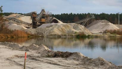 Archivbild: Hirsch
Der Kiesabbau bei Klardorf hinterlässt Spuren. Der Bund Naturschutz fordert einen Stopp.