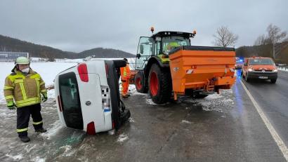 Bild: lei
Während der massive Winterdienst-Traktor nur Kratzer davontrug, kippte der VW Tiguan einer Bayreutherin um: Auf der B 85 an der Abzweigung nach Königstein ist am Samstagmorgen ein Unfall passiert.
