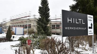 Bild: Petra Hartl
In der Dieselstraße entsteht die neue Zentrale der Hiltl Hosenmanufaktur. Hier werden von Designern alle neuen Kollektionen entworfen. Nach der voraussichtlichen Fertigstellung im April erwartet Kunden hier dann ein moderner Showroom, ein Outlet-Werksverkauf und das Atelier (Schneiderei).