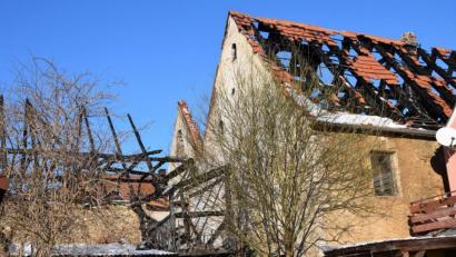 Bild: bö
Bei zwei Brandobjekten am Hohenburger Marktplatz (Bild) herrscht nach der Notsicherung durch die Gemeinde faktisch Stillstand, und das nicht nur wetterbedingt. Für das dritte Gebäude liegt bereits eine genehmigte Planung für den Wiederausbau vor.