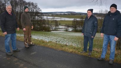 Bild: jr
Bürgermeister Johann Burger, Gemeinderat und Landwirt Peter Wührl jun., stellvertretender BBV-Kreisobmann Martin Härtl und Peter Wührl sen. (von links) zeigen bei einem Ortstermin bei Hungenberg, wo der Süd-Ost-Link nach aktuellem Stand verlaufen würde: von den Feldern im Hintergrund direkt auf die Gruppe zu.