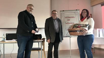 Bild: BRK Schwandorf /exb
Kreisgeschäftsführer Otto Josef Langenhan und Maria Kates verabschiedeten Erste-Hilfe-Ausbilder Manfred Scharf.