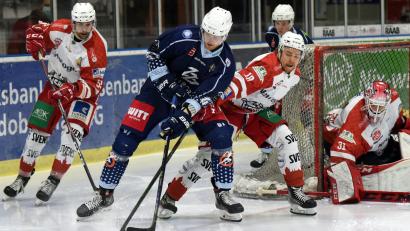Archivbild: gb
Die Blue Devils gastieren am Dienstag beim EV Lindau. Nach langer Pause feiert Marius Schmidt (blaues Trikot) sein Comeback.