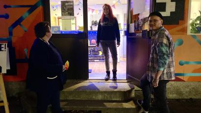 Bild: Eichl
Liam Hentschel, Denise Schatzkowski (Plan B) und Nicole Hölzl (von rechts) sind die erwachsenen Ansprechpartner der „Equaliteens“, die sich ab sofort einmal im Monat im „Plan B“ treffen.