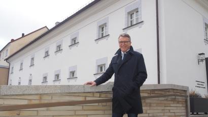 Bild: ws
Die Fronfeste als Wissenschaftsstandort beherbergt dezentrale Studiengänge der OTH Regensburg (Soziale Arbeit) und der Hochschule Landshut (Wirtschaftsingenieurwesen Energie & Logistik). Bürgermeister Franz Stahl bemüht sich um einen weiteren Studiengang. Mit Blick auf das „Holzkompetenzzentrum“ könnte er sich eine Außenstelle der Fachschule Rosenheim vorstellen. Dort werden etwa Holztechniker ausgebildet
