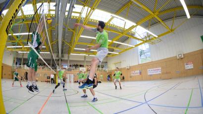 Archivbild: Andreas Brückmann
Kapitän Fabian Buck (rechts) beim Angriff am Netz. Im Derby gegen den TB Regenstauf hatte der VC Amberg den Sieg schon vor Augen, musste sich dann aber mit einem Punkt zufrieden geben.
