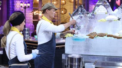 Bild: RTL/Frank W. Hempel
Carolin Brunner (links) und Tina Herzog beim Bearbeiten ihres Eisblocks.