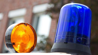 Symbolbild: Friso Gentsch
Am Montagvormittag prallte das Auto eines 72-Jährgen gegen einen Baum, der Fahrer starb noch an der Unfallstelle. Die Ursache ist bisher nicht bekannt.