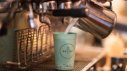 Symbolbild: Mohssen Assanimoghaddam/dpa
Der Kemnather Stadtrat beriet am Montagabend über das Kaffee-Becher-Pfandsystem "Recup".