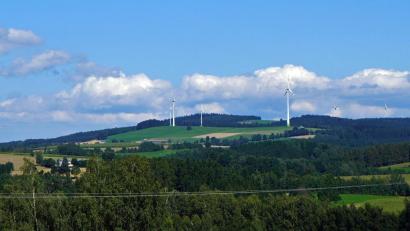 Archivbild: eg
Ein Anblick wie hier am Grenzkamm zwischen Bärnau und Mähring polarisiert. Für die einen ist es ein sinnvoller Beitrag zur Energieversorgung, für die anderen eine Verunstaltung der Landschaft.