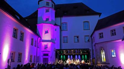 Archivbild: Kulturwerkstatt/exb
Im Schlosshof lockt der Kultursommer Besucher an. Ob der Neustart der Sulzbach-Rosenberger Kulturszene gelingt, wird weiterhin von den Corona-Beschränkungen abhängig sein.