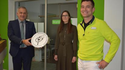 Bild: lue
Das Projekt "innovative Hausarztschmiede" kann offiziell starten. Landrat Roland Grillmeier (von links), Projektkümmerer Laura Ott und Dr. Peter Deinlein informieren über die Maßnahme, die mit 205.000 Euro auf drei Jahre von Freistaat Bayern und dem Landkreis gefördert wird.