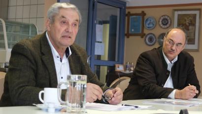 Bild: Hirsch
Ernste Mienen bei den Vertretern des Bayerischen Bauernverbandes. Der Regensburger Kreisobmann Johann Mayer (links) und Kreisgeschäftsführer Josef Wittmann (rechts) beklagen die Nachteile der Landwirte im Gebiet des "Burglengenfelder Malms".