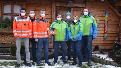 Bild: bk
Skiclub-Chef Gerhard Lehner überreicht HvO-Leiter Philipp Mangold 600 Euro. Mit dabei (von links) Dominik Callejon, Christoph Wagner, Karin Bertl, Iris König und Matthias Wolfram.