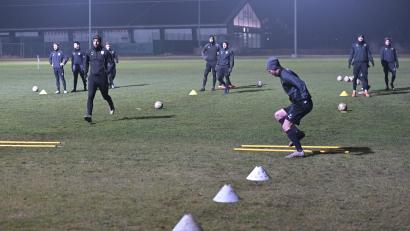 Bild: ref
Dienstagabend, leichter Nieselregen, Temperatur knapp über dem Gefrierpunkt, Training des FC Amberg: Einer ist immer mit kurzer Hose dabei.