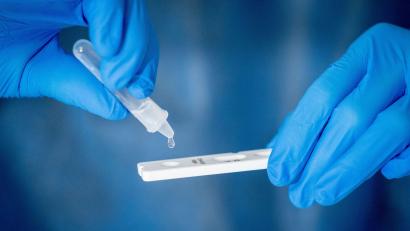 Bild: Kay Nietfeld/dpa
Infiziert oder nicht? Das verrät der Corona-Schnelltest. Zwar ist er nicht so zuverlässig, wie der PCR-Test, dafür ist das Ergebnis binnen 20 Minuten da.