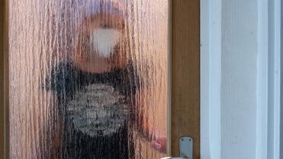 Symbolbild: Sebastian Gollnow/dpa
Eine Frau in Isolation. Wer muss nun wann und wie lange in Isolation und in Quarantäne?