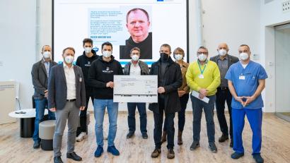 Bild: Michael Vogl
Johannes Karzmarczyk (Dritter von links) und Daniel Hoffmann (Vierter von links) übergaben den Scheck an Geschäftsführer Martin Baumann (Zweiter von links) und den Vorsitzenden des Fördervereins, Andreas Wopperer (Sechster von links).