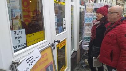 Bild: tk
Bestimmte Regeln gelten im Einzelhandel weiterhin – die Masken- und Abstandspflicht zum Beispiel. Maximal drei Personen dürfen zeitgleich in diesen relativ kleinen Foto-Laden an der Bahnhofstraße.