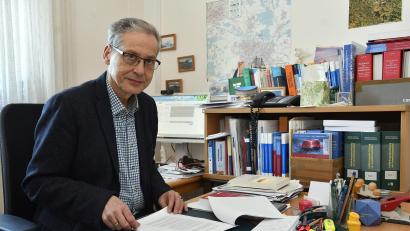 Bild: Petra Hartl
Dr. Roland Brey, der Leiter des Amberger Gesundheitsamts, an seinem Schreibtisch.