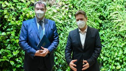 Bild: Tobias Hase
Robert Habeck (Bündnis 90/Die Grünen - r), Bundesminister für Wirtschaft und Klimaschutz, und Markus Söder (CSU), Ministerpräsident von Bayern, kommen in der Staatskanzlei zu Gesprächen zusammen.