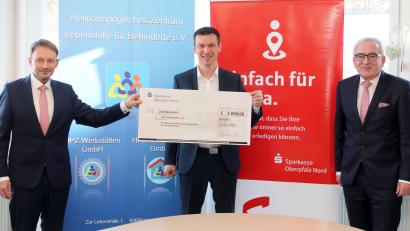 Bild: exb
Weidens Oberbürgermeister Jens Meer (l.) und Ludwig Zitzmann, Vorstandsvorsitzender des Sparkasse Oberpfalz Nord, überreichten am Freitagvormittag dem HPZ mit Vorstandsvorsitzenden Christian Stadler (Mitte) einen Spendenscheck in Höhe von 2000 Euro.