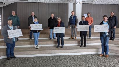 Bild: eib
Für jeden der Empfänger (erste Reihe) gab es einen Scheck über 684 Euro. Im Bild dahinter die sechs Stadträte, die ihr Sitzungsgeld gespendet haben.