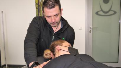 Bild: ubb
Es gibt physiotherapeutische Behandlungsmöglichkeiten, die Krebspatienten helfen können, sich besser zu fühlen und die sie stärken können für die Krebstherapien. Am Beispiel seiner Mitarbeiterin Sandra Grünauer zeigt Matthias Gradl eine von vielen Techniken, die er als Onkologischer Fachphysiotherapeut anwendet.