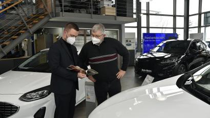 Bild: Petra Hartl
"Wir haben das schon gefeiert, selbstverständlich": Verkaufsberater Nikolai Kusmenko rechnet ohne 2G-Kontrollen nun mit mehr Kunden, die im Verkaufsraum von Auto Auers vorbeischauen.