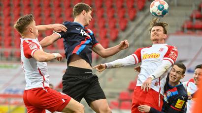 Bild: Armin Weigel/dpa
Patrick Erras (Zweiter von links) im Luftkampf mit den Regensburgern Steve Breitkreuz (Zweiter von rechts) und David Otto (links). Der Raigeringer siegte mit seinen Kielern beim SSV Jahn mit 2:1.