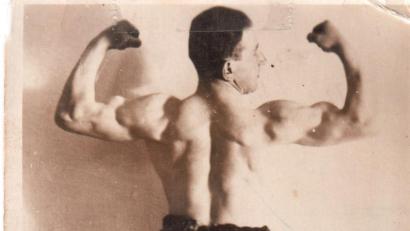 Archivbild: Archiv M. Willax/exb
Diese Karte schickte Andreas Kraus 1928 an seine Vilsecker Verwandtschaft. Auf die Rückseite schrieb er: "Zum Andenken! Ankronus, der fabelhafteste Kraftmensch des Jahrhunderts. 22 Jahre alt."