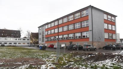 Bild: Gabi Schönberger
Die Generalsanierung der Pestalozzi-Mittelschule braucht einen langen Atem. Im Juni könnte Baubeginn für den neuen Klassentrakt sein. Vor allem die Schüler, die vorübergehend in Containern (links) untergebracht sind, sehnen den Umbau herbei.
