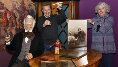 Bild: Petra Hartl
Als lebensgroße Figur ist "Papa Schmid", der Gründer des Münchner Marionettentheaters, ins Stadtmuseum eingezogen. Erschaffen haben ihn Marionettentheater-Intendant Siegfried Böhmke, der eine alte Marionette des Kasperl Larifari in den Händen hält, und Kostümbildnerin Eva Richter.
