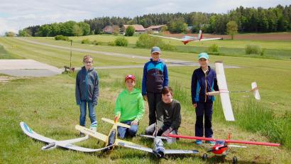 Bild: mfh
Der Traum vom Fliegen fängt für viele mit dem Modellflug an. Er weckt den Wunsch, den Flugschein zu machen, um selbst mit einem Ultraleichtflugzeug durch die Lüfte zu schweben.