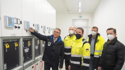 Bild: ws
Unbemerkt von der Öffentlichkeit hat das neue Schaltwerk schon im November seine Arbeit aufgenommen. Trotzdem durfte Bürgermeister Franz Stahl nochmal offiziell auf den Startknopf drücken. Im Bild (von links) Franz Stahl mit Bauleiter Karl Schwägerl, dem Leiter der Stromversorgung, Tobias Schwägerl, Stadtwerkeleiter Thomas Kraus und dem Stadt-Geschäftsleiter Markus Bergauer.